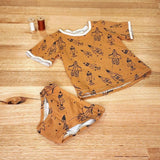 Kids raw edge tee in Rockets print, organic cotton — front flat lay with matching kids briefs